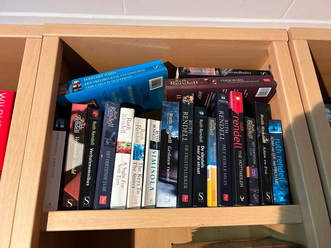 Grote verzameling thrillers (>1.000 st) incl 8 boekenkasten