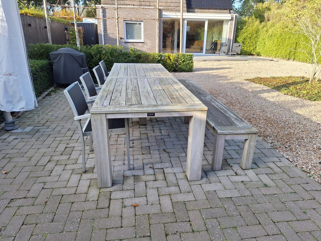 Grote teakhouten tafel met bankje en stoelen