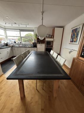 Eettafel met hardstenen blad