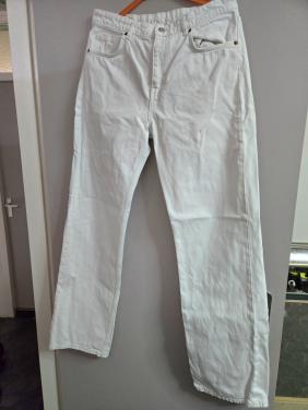 Witte Zara jeans Maat 42 recht model en is gemaakt van stevige denim.