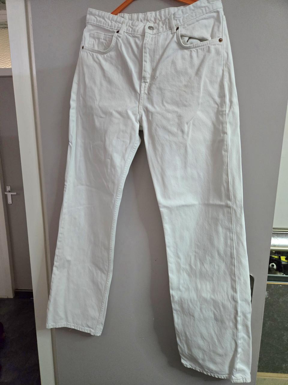 Witte Zara jeans Maat 42 recht model en is gemaakt van stevige denim.