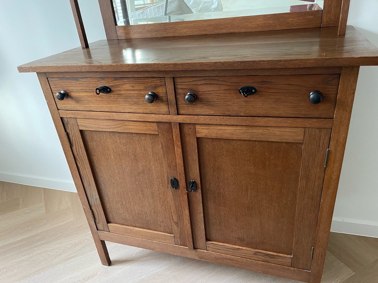 Antiek romantisch kastje met facetglas