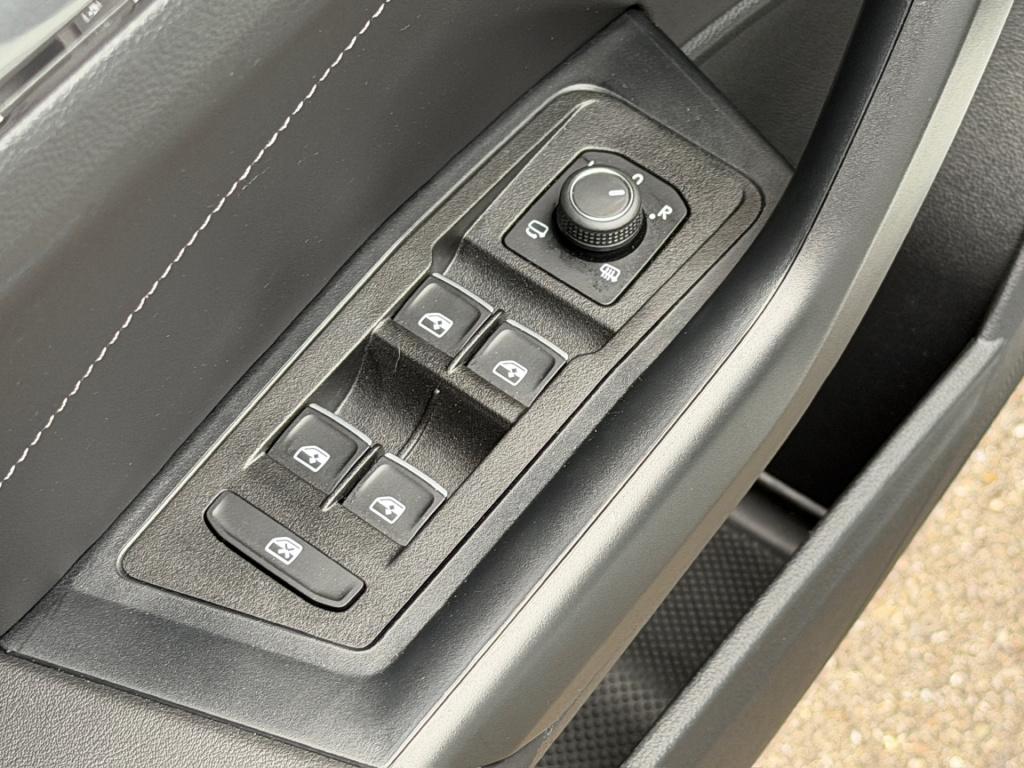 Volkswagen T-roc 1.5 tsi 150pk dsg style | trekhaak | navi | iq light | ada