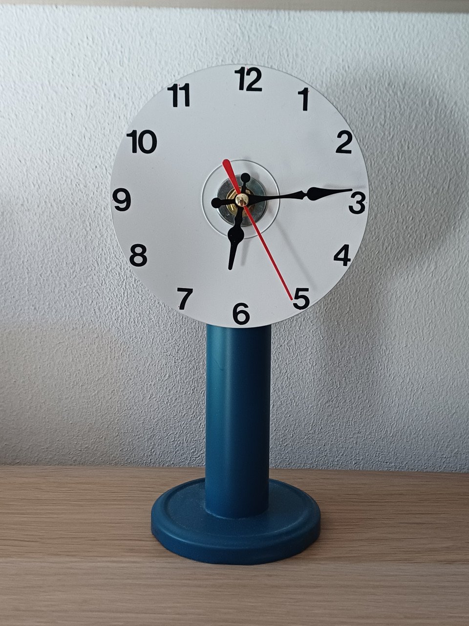 Bureau klokjes van een dvd en cd