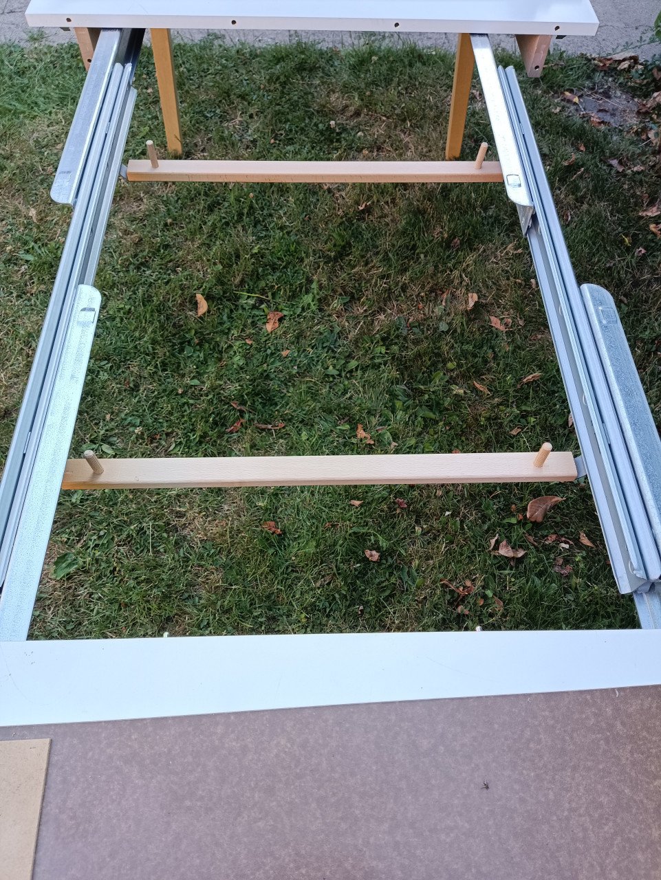 Uitschuifbare eettafel van 140 x 90 cm tot 233 x 90 cm.