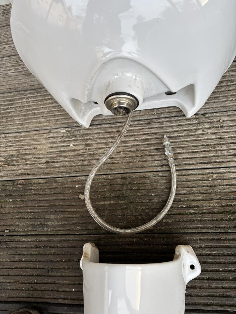 Wastafeltje met kraan voor in WC