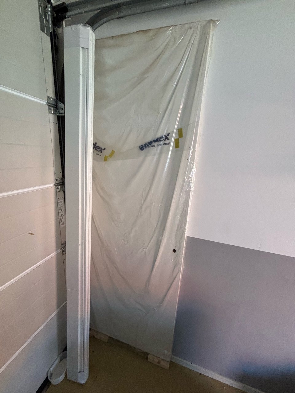 Nieuwe Svedex opdekdeur met kozijn maat 93x231.5