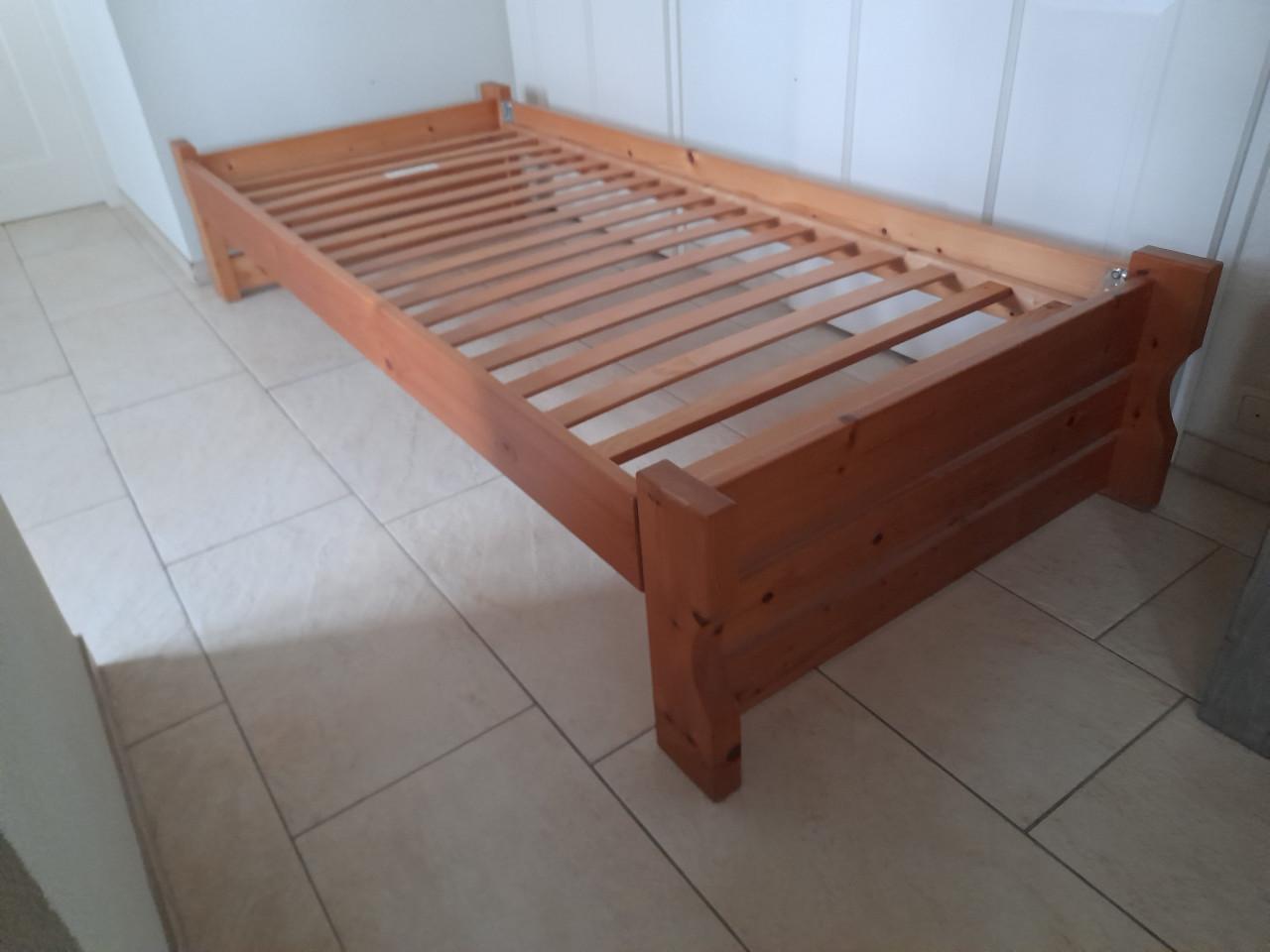 Massief houten bed 90 x 200 (in goede staat )