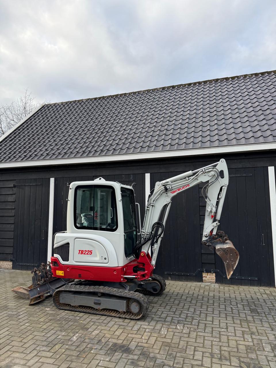 Takeuchi TB225 extra met 460 uur!!