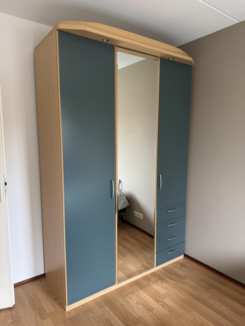 Te koop kleding kast