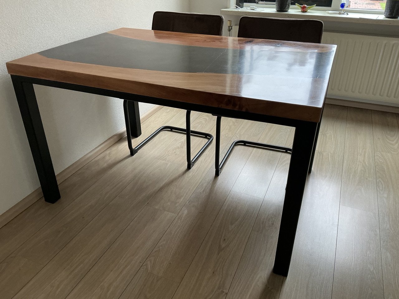 Handgemaakte Eettafel van Hout/Beton