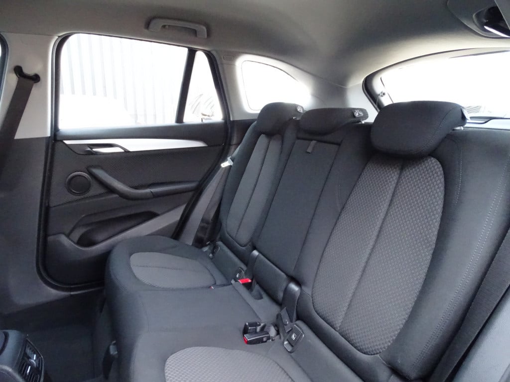 BMW X1 sdrive18i executive automaat | apple carplay | | el. koffer | 17"