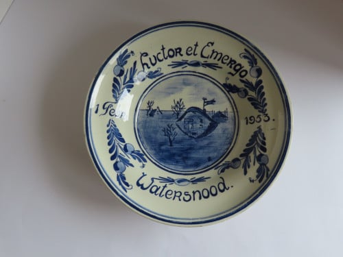 Delfts blauw bordje “Luctor et Emergo” “Watersnood”
