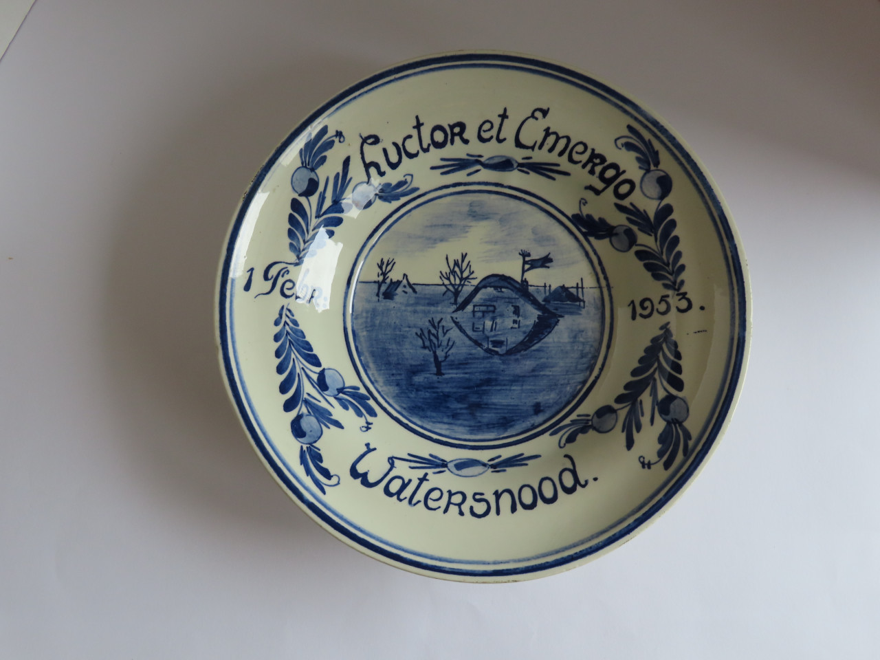 Delfts blauw bordje “Luctor et Emergo” “Watersnood”