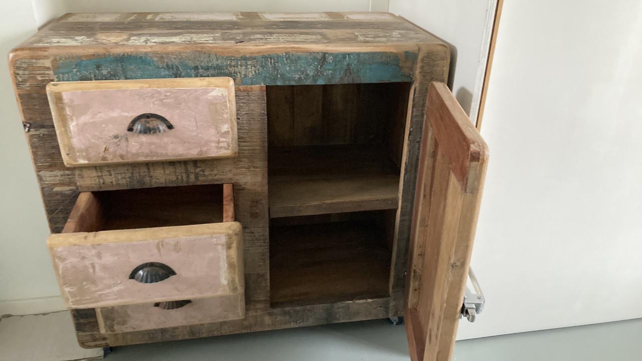 Industriële houten vintage kast