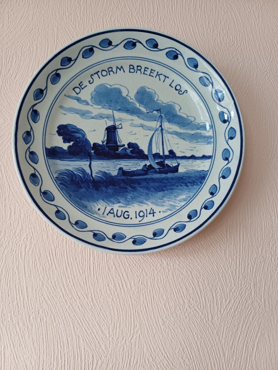 Antieke-Olielamp , Delfs-Blauwe Bordjes , Foto-Lijstjes  etc