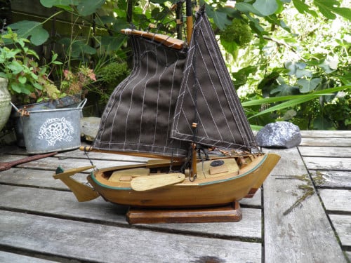 Bootje ongeveer 30 bij 30 cm hout