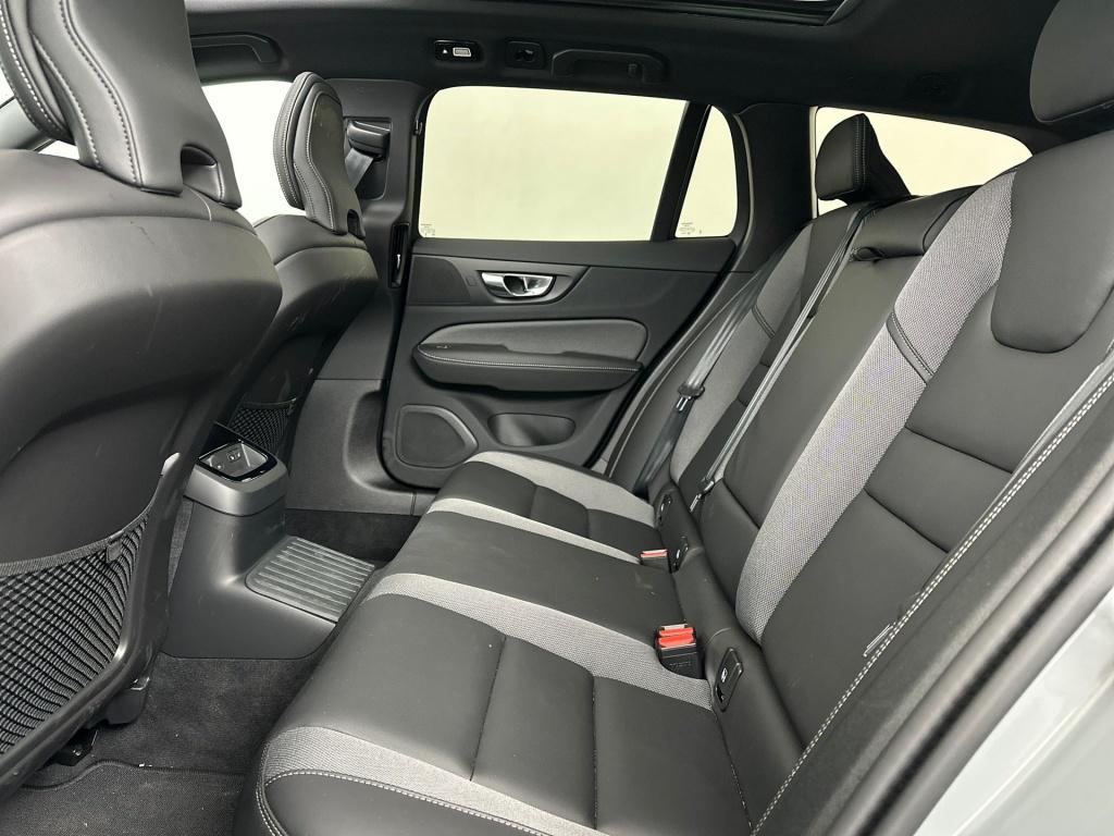 Volvo V60 t8 455pk recharge ultra dark| panodak| 360camera| stylingpack| a