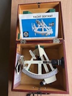 Grote Dan-fender stootwillen, diverse zware meerlijnen, sextant