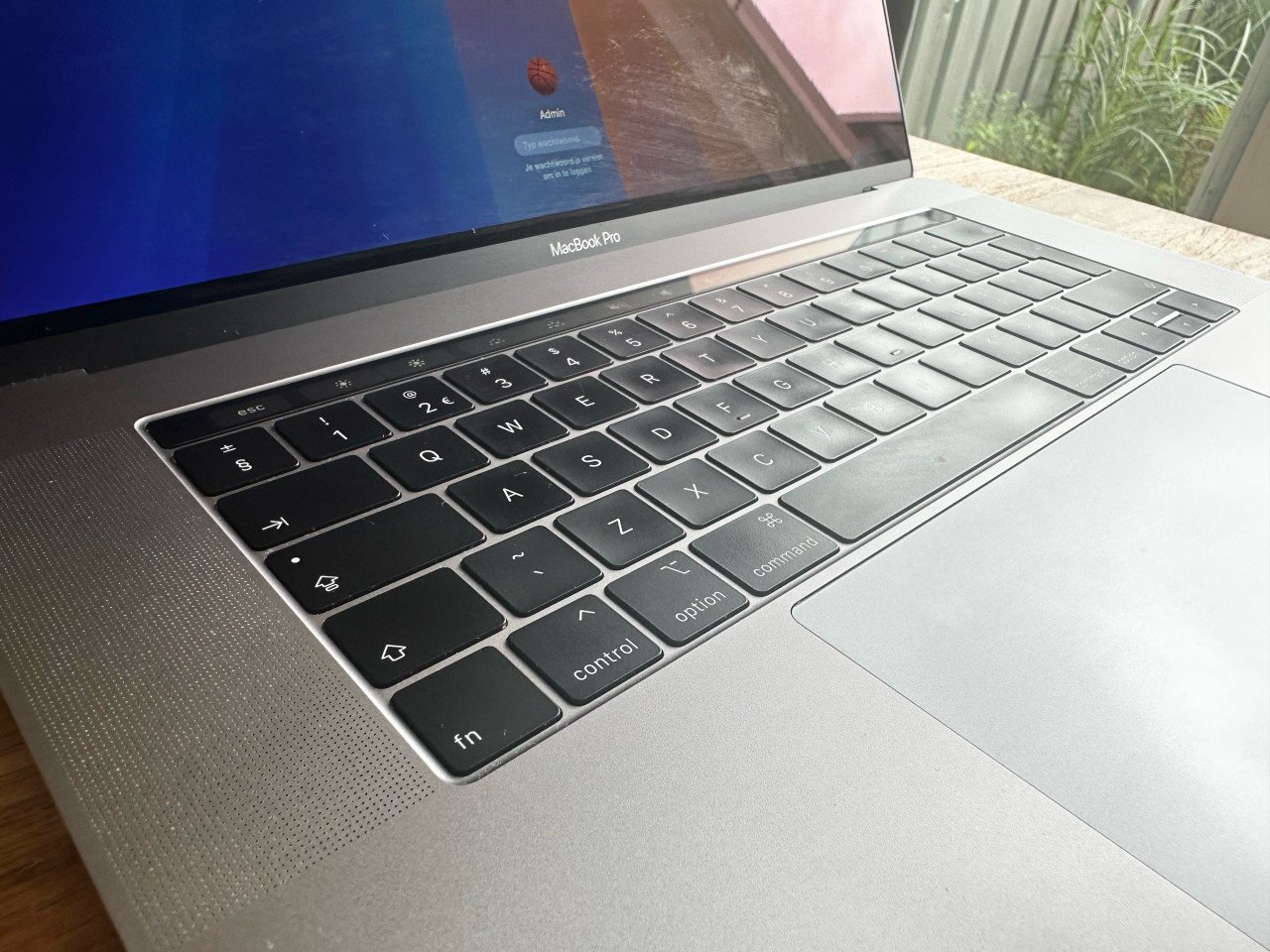 Apple MacBook Pro - 2.2ghz 6-core i7 - 16gb
