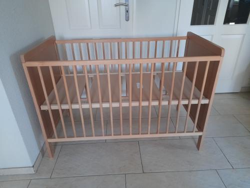 Houten ledikantje (in goede nette staat )