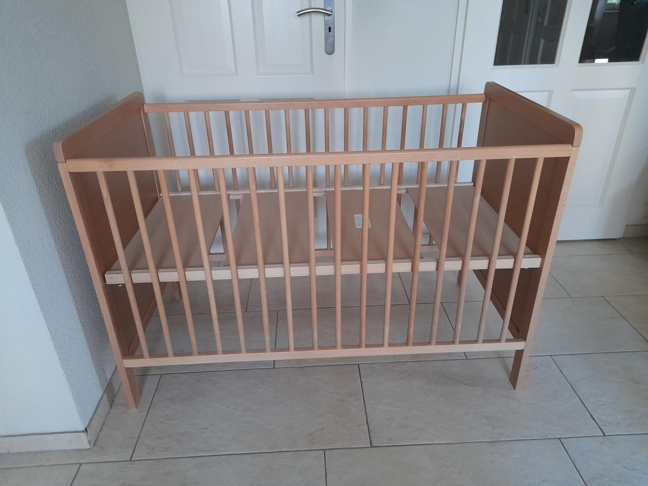 Houten ledikantje (in goede nette staat )