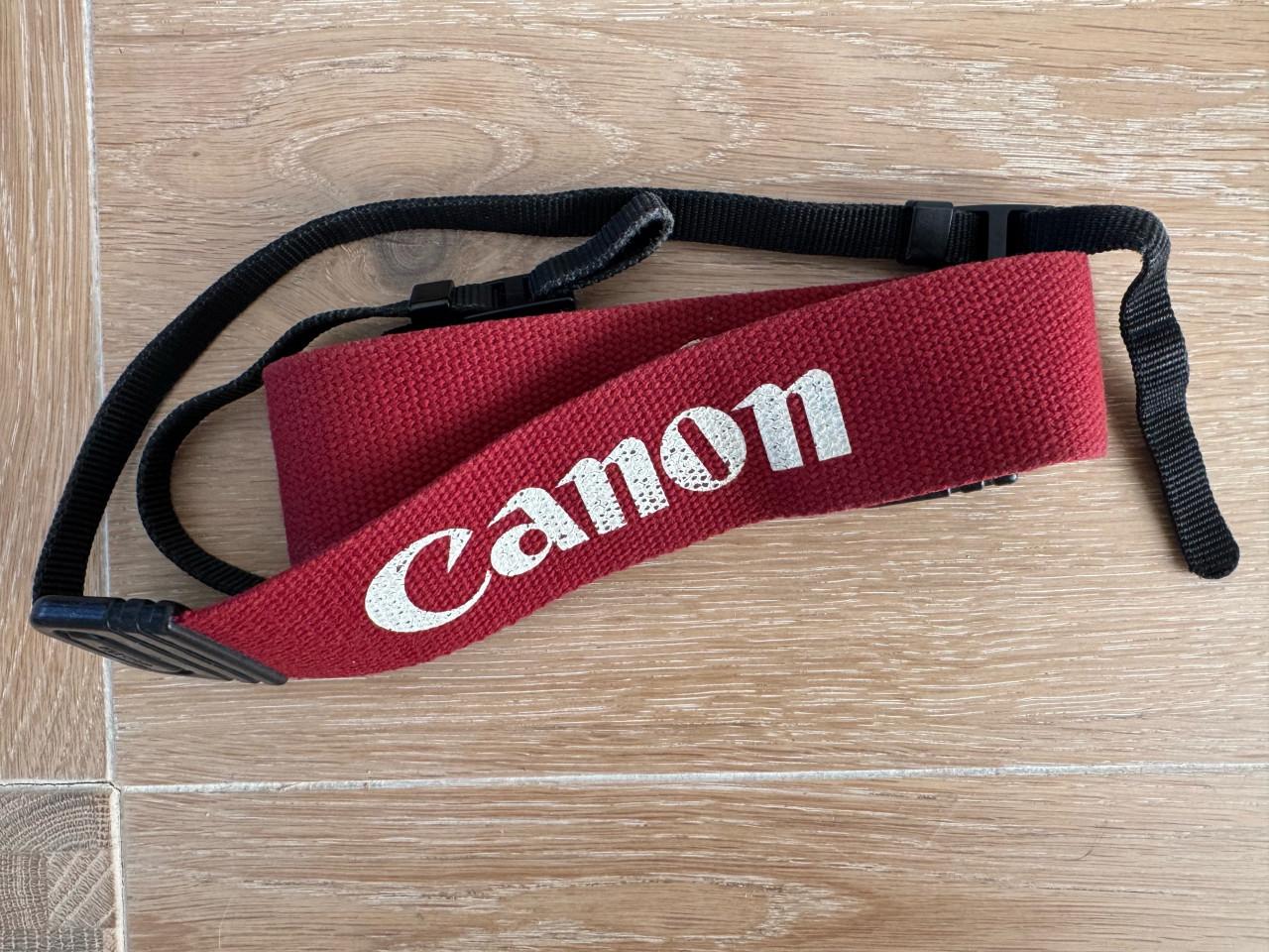 Canon EOS 100D camerabody inclusief lader, 4 accu’s, cover, doos en strap