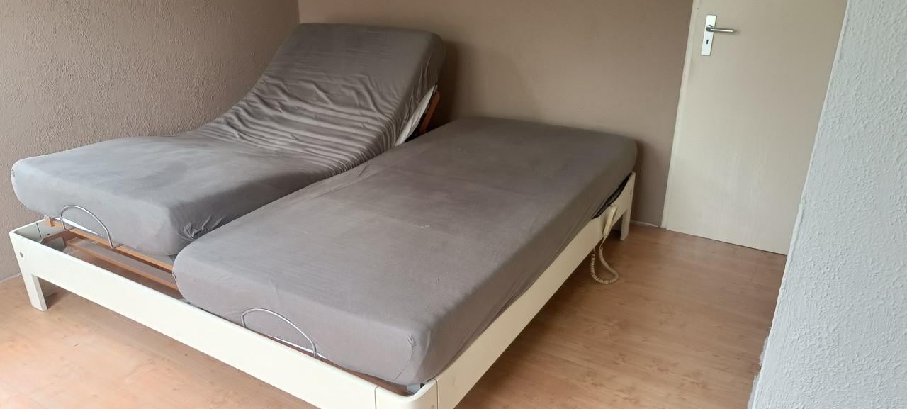 Auping bed 200x200 mtr electrisch incl 2 tafeltjes