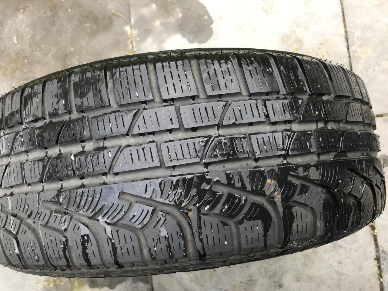 Te koop set winterbanden met lichtmetalen velgen en bouten