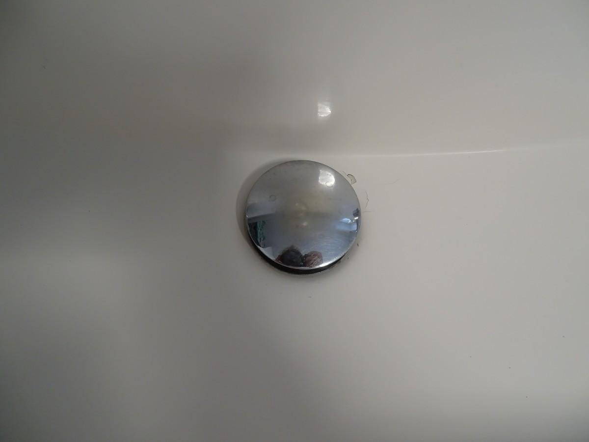 Badkamermeubels met spiegel en kranen