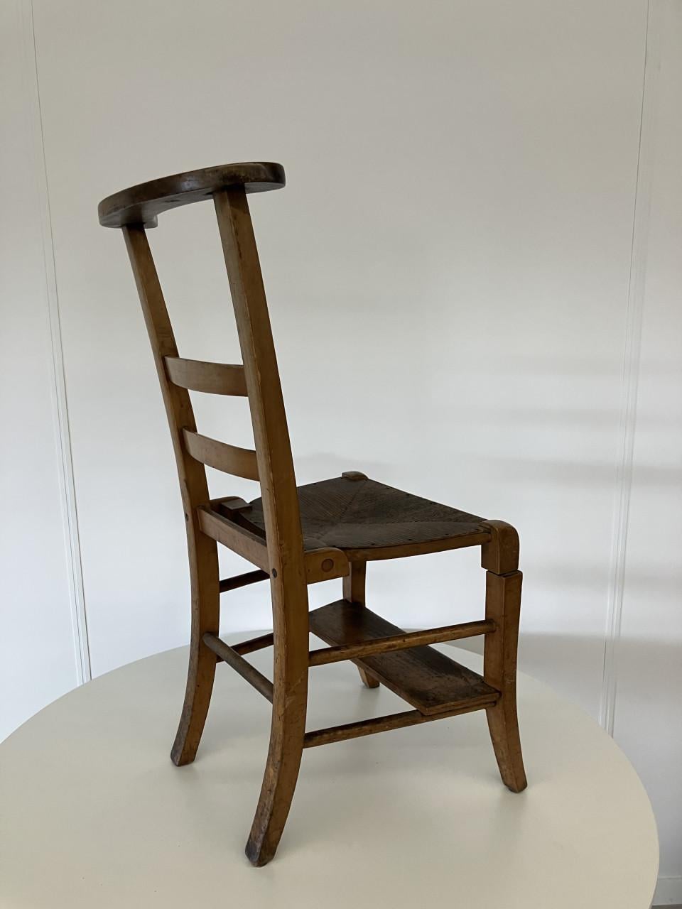 Oude, authentieke houten ladderback‑stoel
