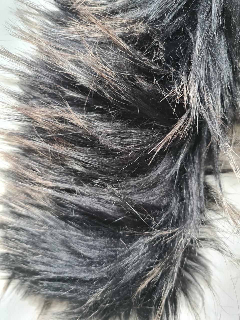 Zwart / grijs gemêleerd, imitatiebont (faux fur) kraag of stola.