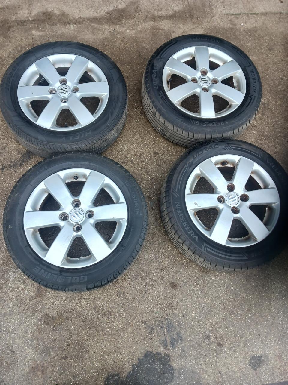 Suzuki swift velgen met banden