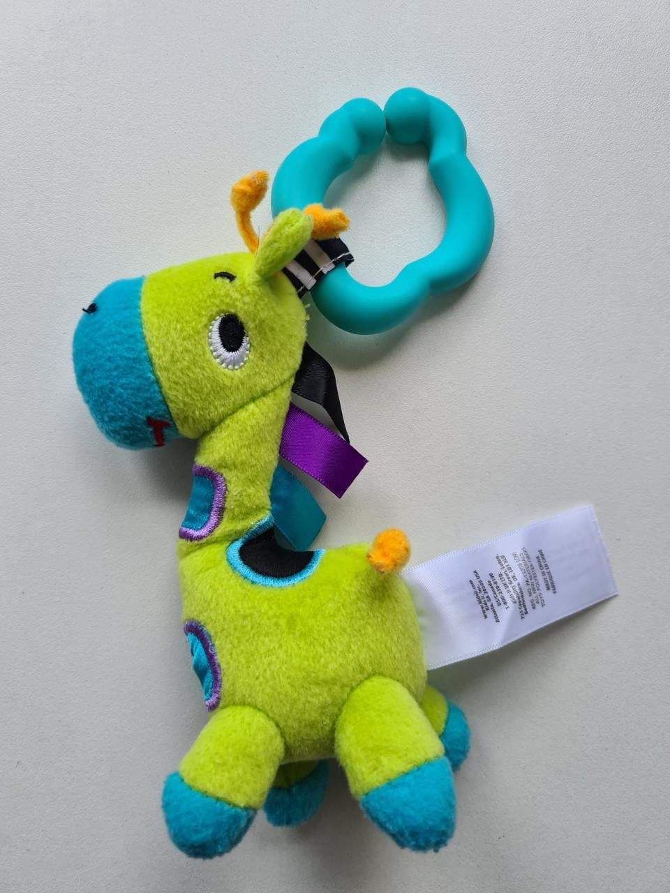 Playgro Activity Friend Lupe Llama hangspeeltje met een bijtring.