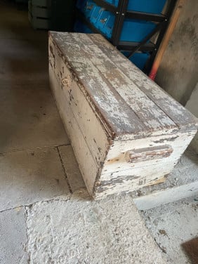 Kist met hoefsmid benodigdheden