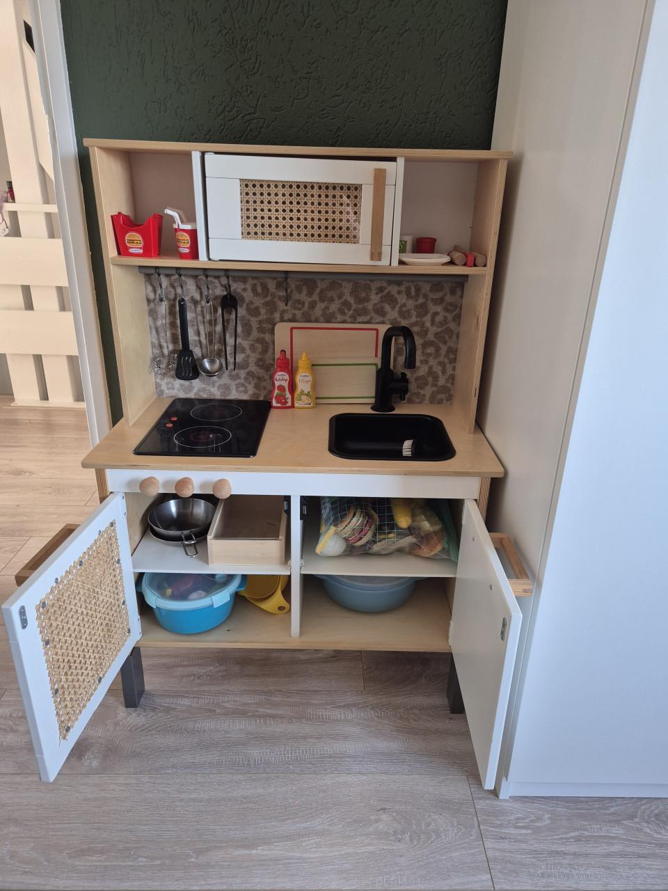 Houten keukentje (van Ikea maar zelf gepimpt) inclusief toebehoren.