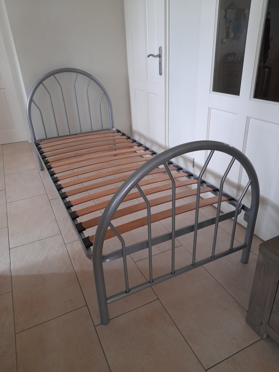 Metalen 1 persoons bed (in goede staat ) 90 x 200