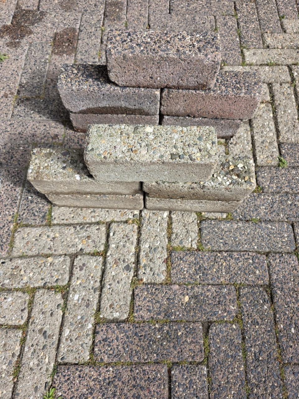Gratis betonnen straatstenen +- 50m2 dikformaat