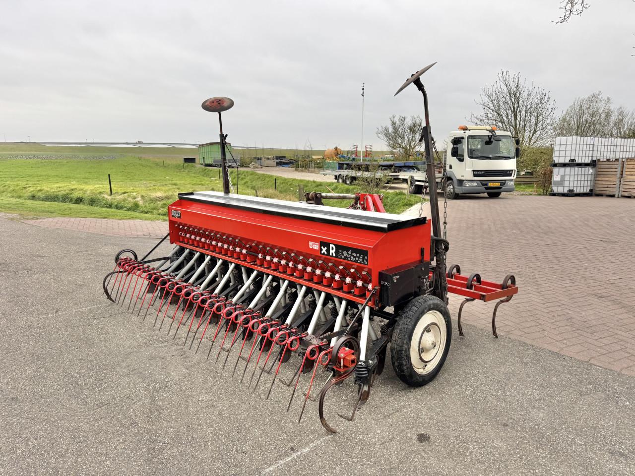 Roger zaaimachine met triltand eg 3 Mtr