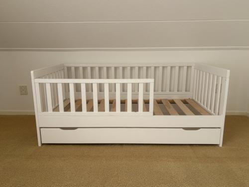 Een prachtig peuter bed Petite Amélie met extra onderlade voor opbergruimte