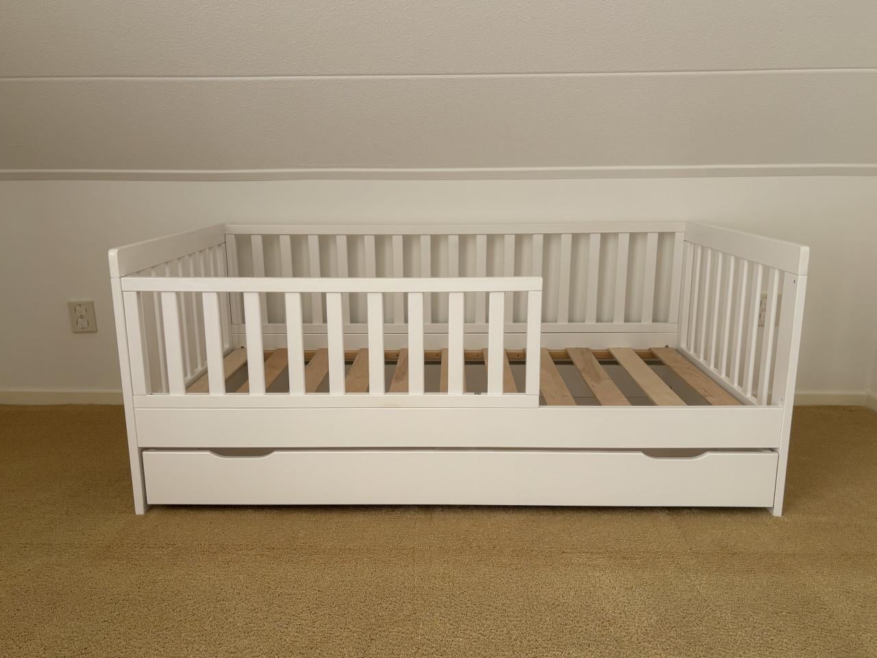 Een prachtig peuter bed Petite Amélie met extra onderlade voor opbergruimte