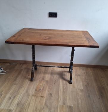 Stoere eettafel met gietijzeren onderstel
