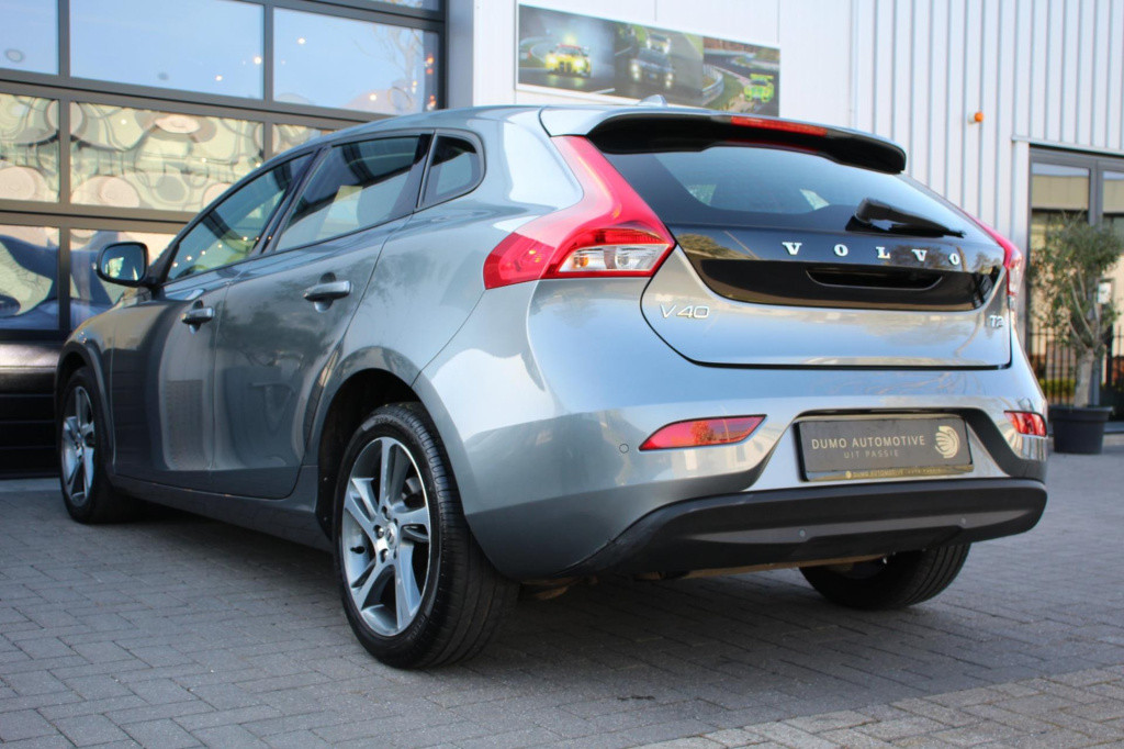 Volvo V40 1.5 t2 momentum automaat - pdc rondom + camera - full led - navi 