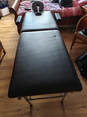 Te koop aangeboden draagbare uitklapbare massagetafel.
