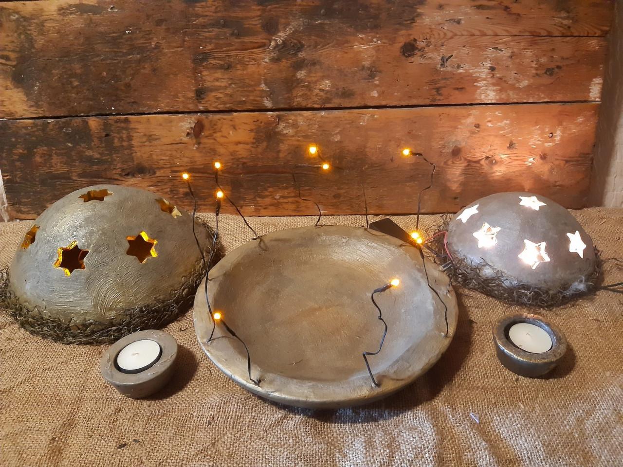 Partij betonnen schalen, bollen en kaarsstandaards, veel in kerstsfeer