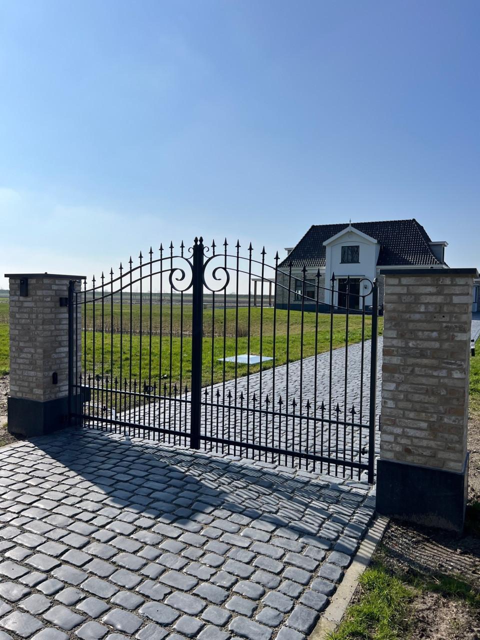 Nieuwe Poorten op maat gemaakt.