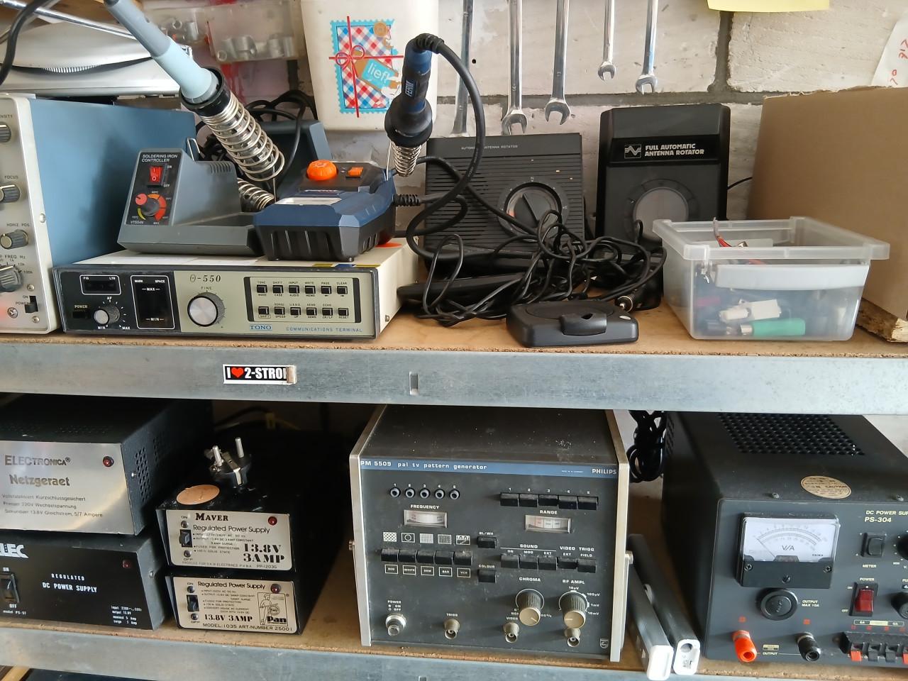 Te koop garage/schuurverkoop allerlei spulletjes koopje in een koop