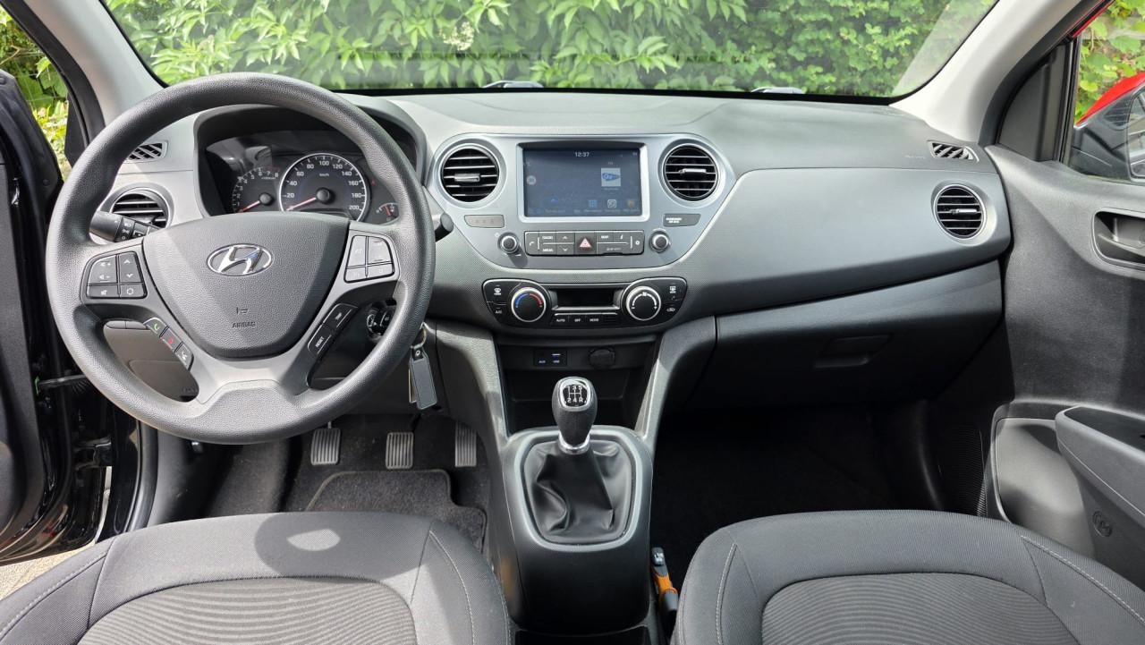 Hyundai I10 2019 met 69300 km Zwart met rode spiegels en sierstrippen.