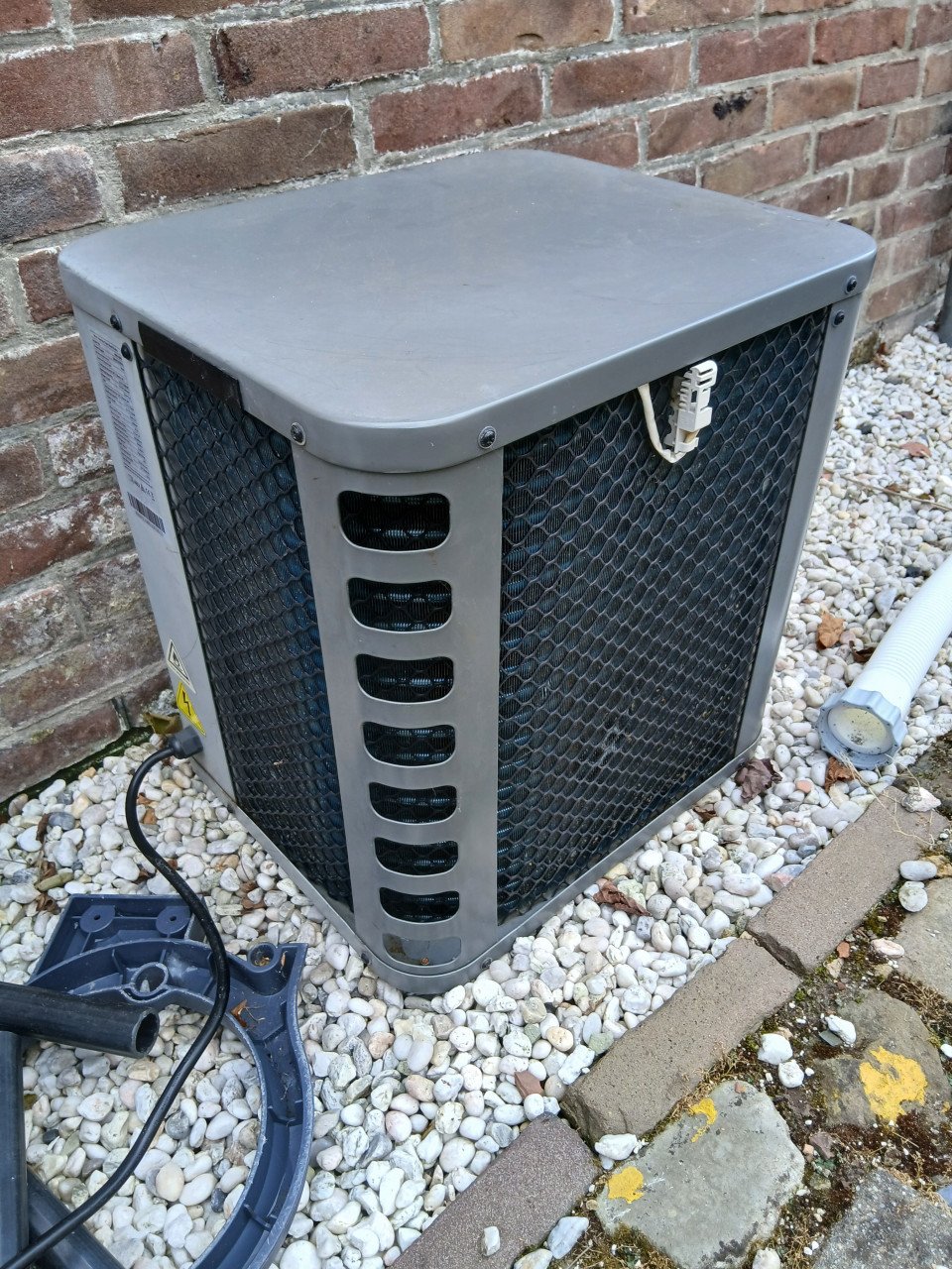 Warmtepomp zwembad met behuizing op maat