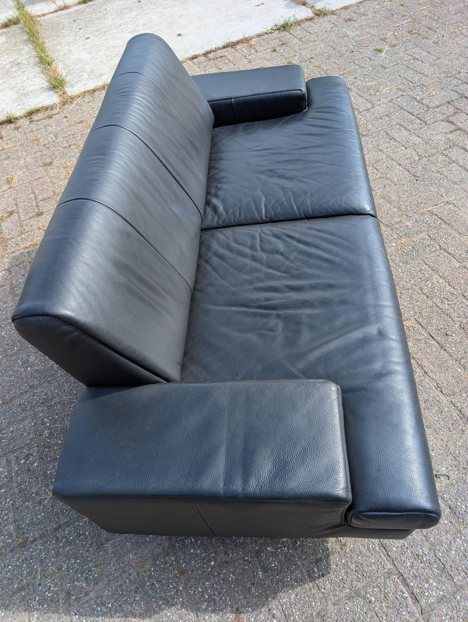 Te koop: zwarte lederen tweezitsbank van Rolf Benz